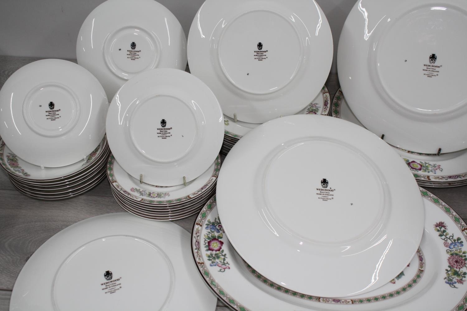 Extensive Wedgwood 'Kutani Crane' pattern dinner service, R4464, comprising three lidded tureens, - Bild 2 aus 3