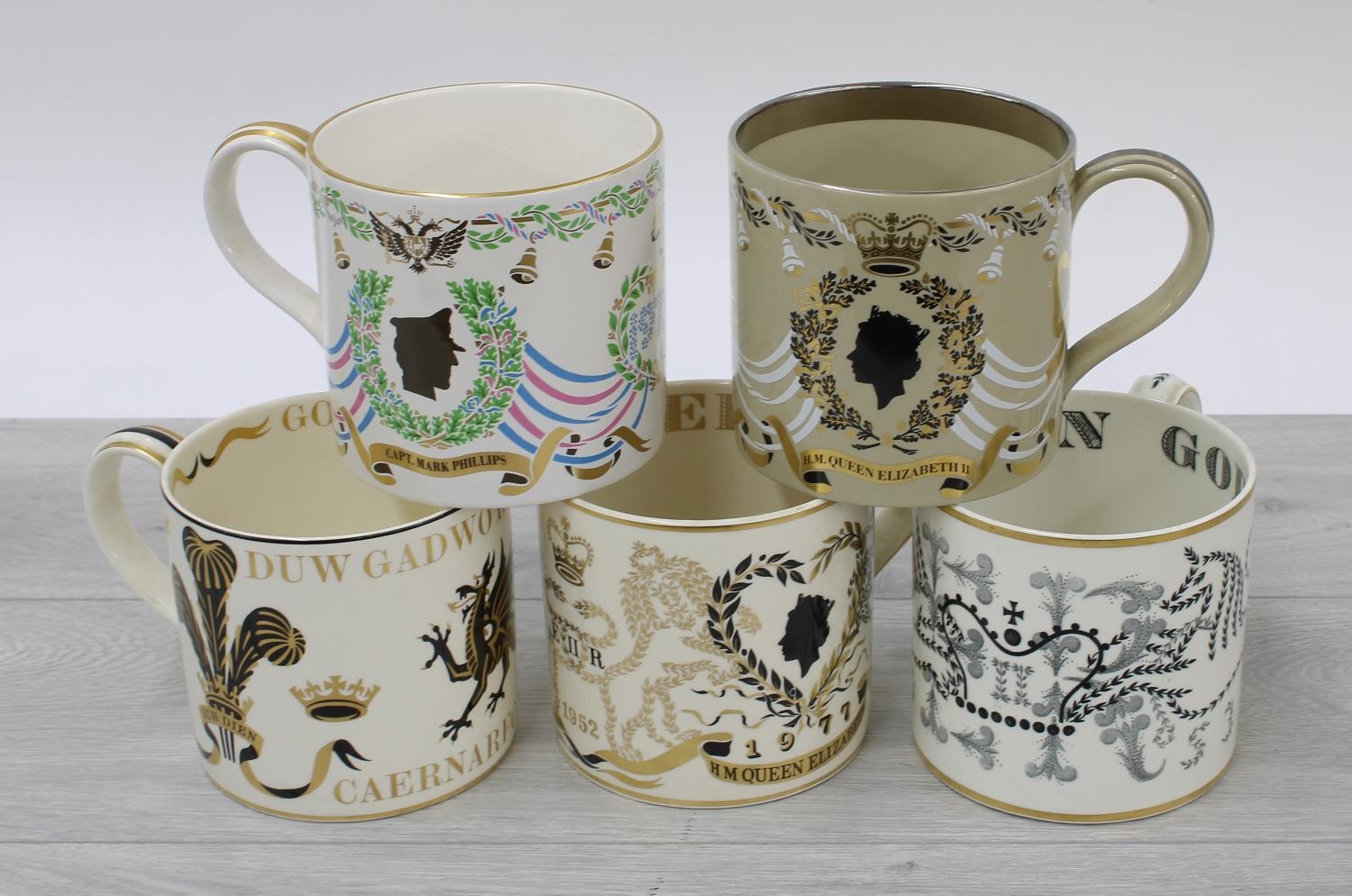 Good collection of Wedgewood commemorative mugs including examples designed by Richard Guyatt; - Bild 3 aus 4