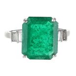 18k white gold emerald and diamond shoulder ring, the emerald 4.50ct approx, with four baguette