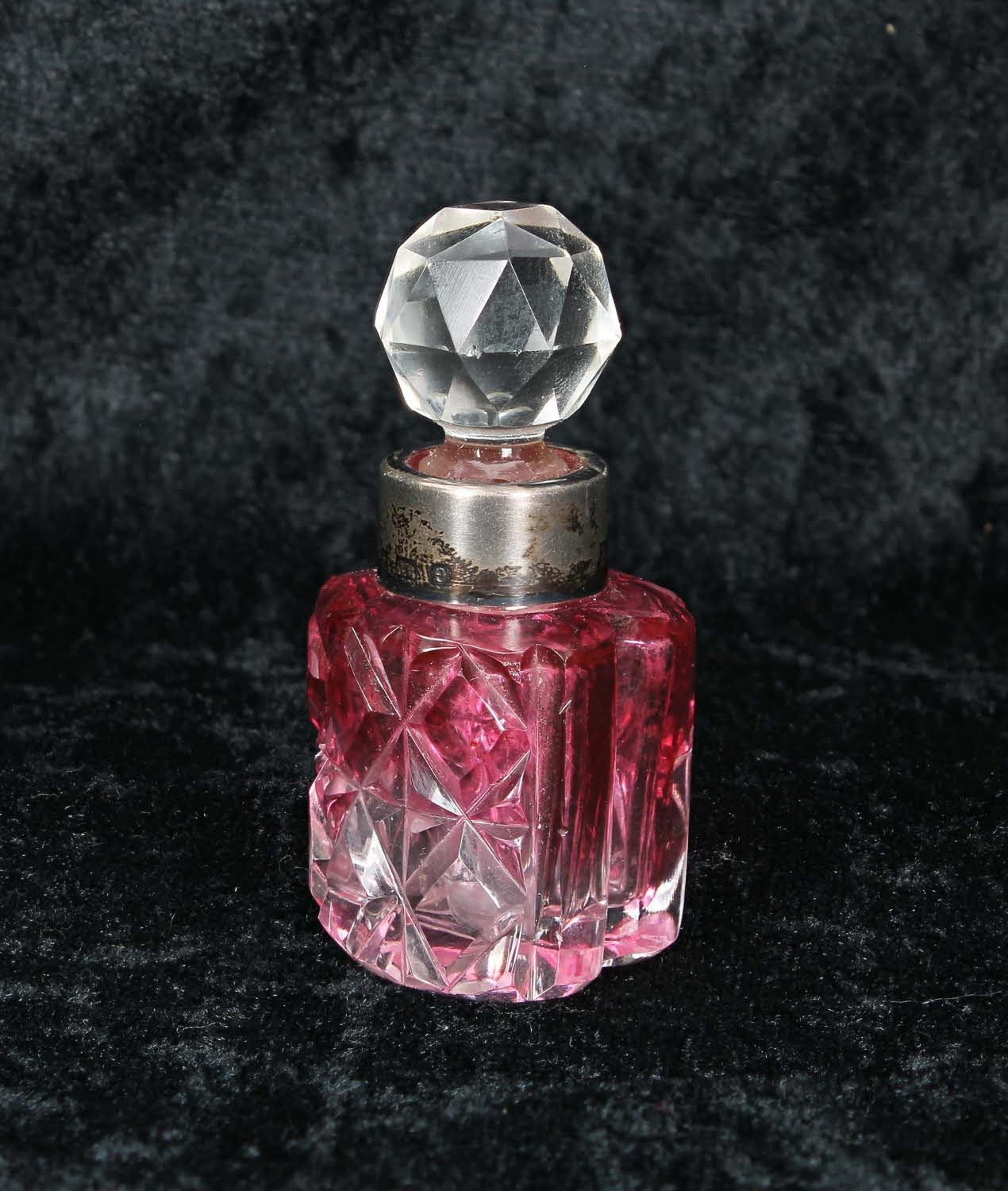 Edwardian silver mount pink and clear cut glass overlaid scent bottle with stopper, of heart shape - Image 2 of 2