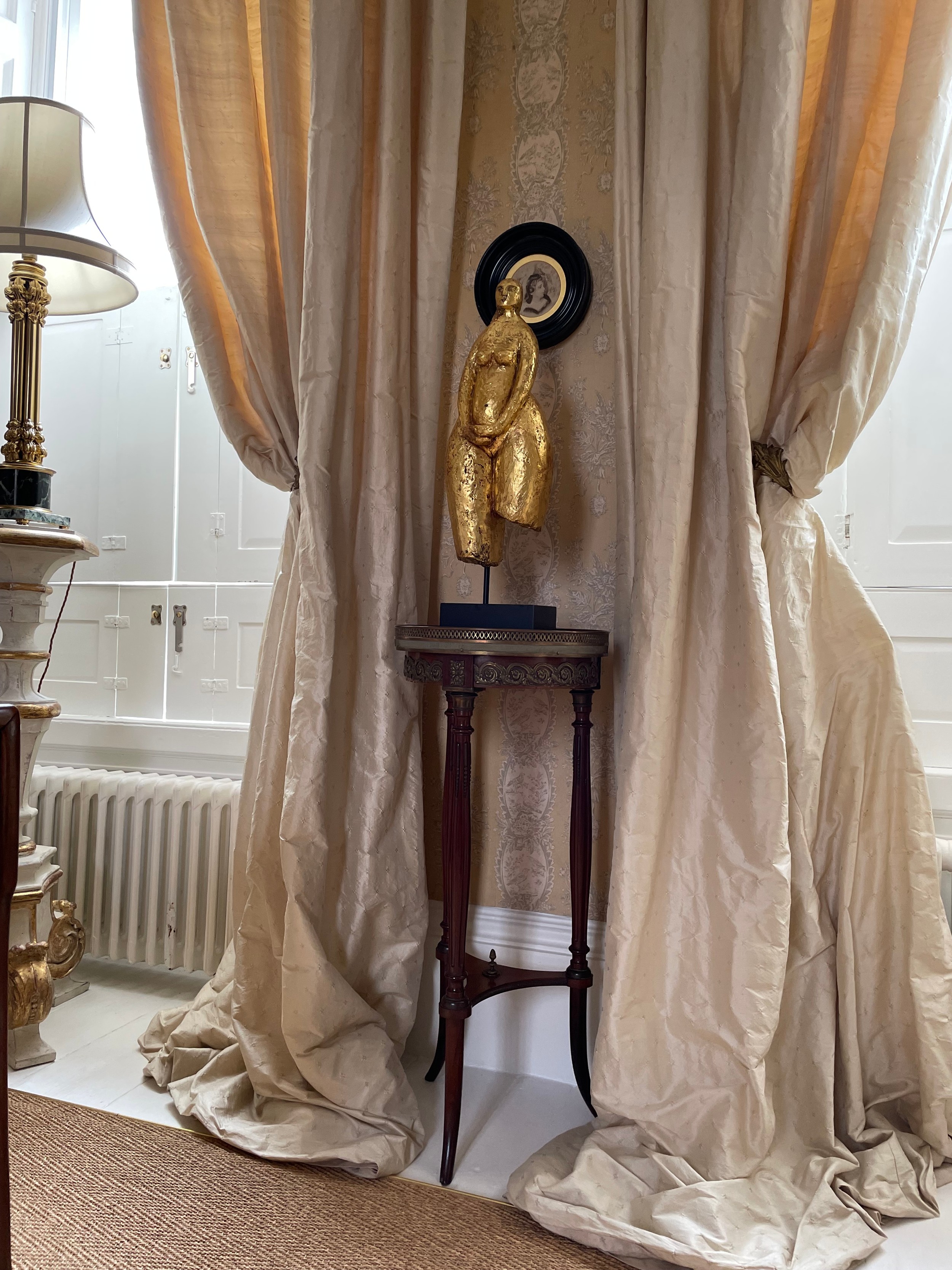 French plant stand applied with decorative cast gilt metal mounts, with a brass gallery top and onyx - Image 3 of 3