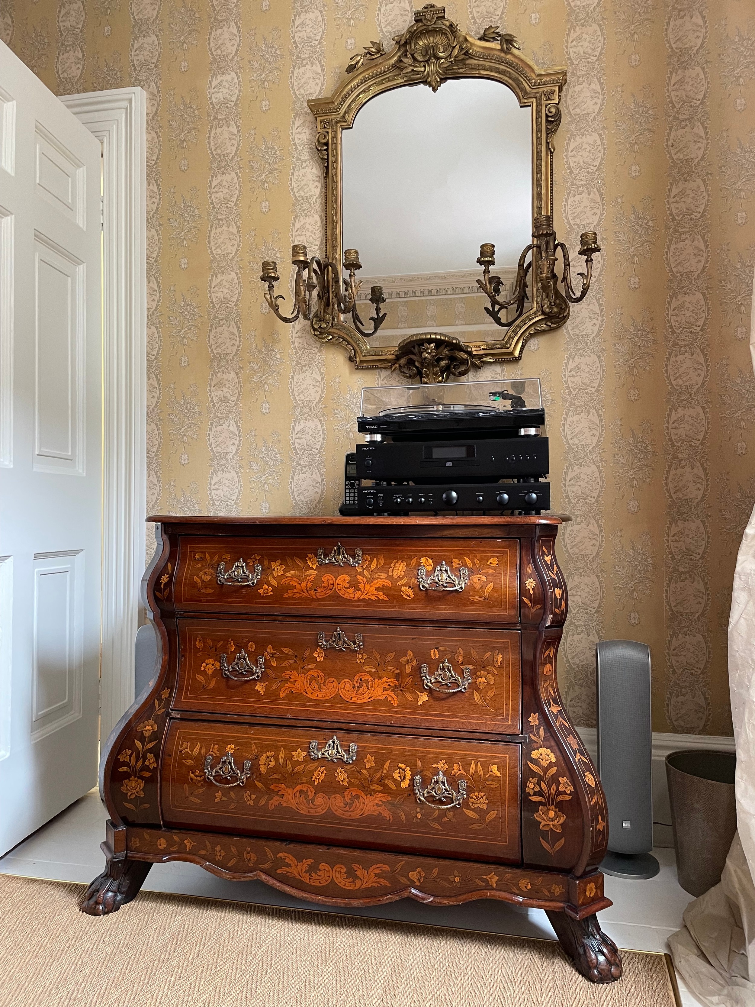 Good 19th century giltwood and gesso girandole mirror, the arch top moulded frame with a shell - Image 2 of 3