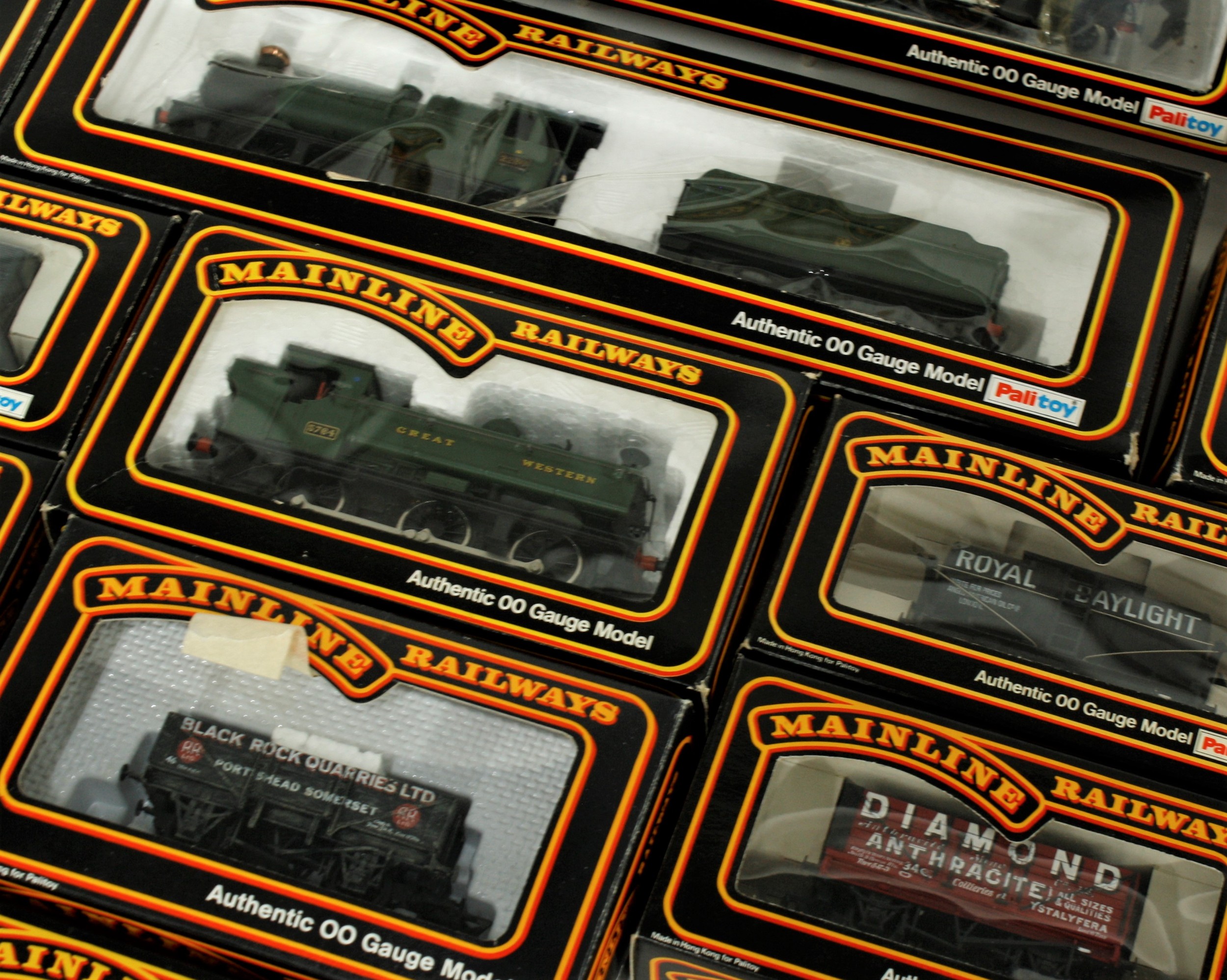 Mainline Railways 00 gauge model locomotives, carriages and rolling stock including cat nos.