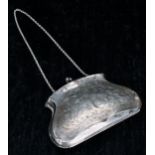 George V silver purse on chain, with foliate engraved decoration to both sides and divided tan