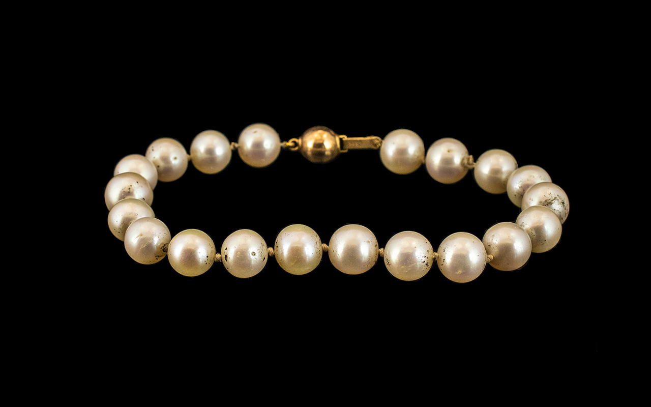 9ct Gold Clasp Pearl Bracelet, pearls of good size. Hallmarked gold. Bulbous clasp.