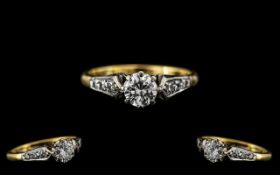 Ladies 18ct Gold - Attractive Single Stone Diamond Ring Set with A Further 6 Small Diamonds to