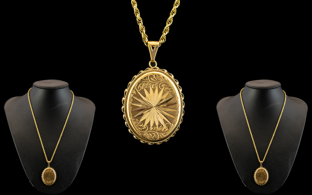 Attractive 9ct Gold Oval Shaped Hinged Locket with Diamond Cut Star burst Design to Front Cover,