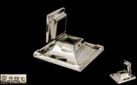 George V - Early Stylish Sterling Silver Lidded Inkwell of Square Form with Original Glass Well of