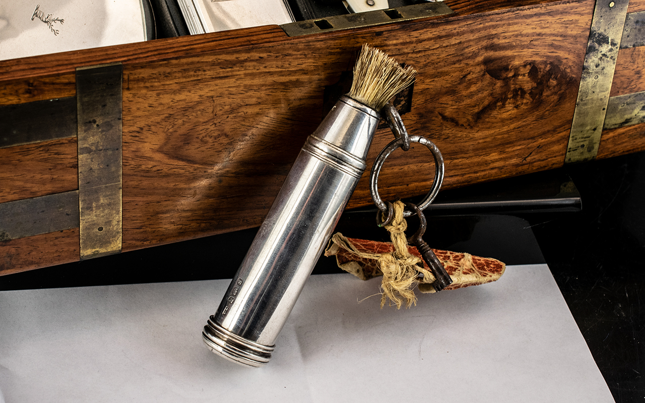 Georgian Gentleman's Travelling Campaign Vanity Box of walnut and brass bound construction. Silver - Bild 3 aus 3