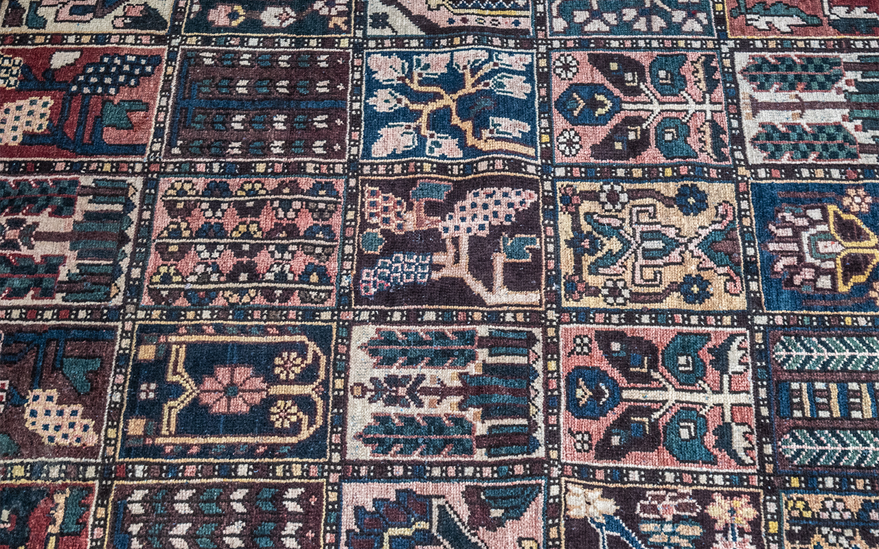 A Genuine Excellent Quality Persian Bakhtiari Carpet/Rug decorated in a traditional Persian panel - Image 2 of 2