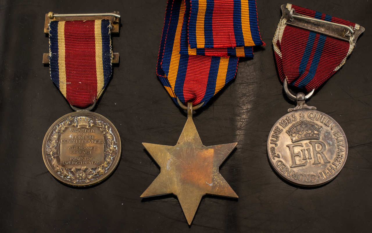 Collection Of Three Medals To Include The Burma Star, 1953 QEII Crowned Medal And The Kings Medal - Bild 2 aus 3