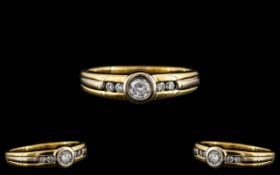 18ct Yellow Gold - Attractive Diamond Set Ring. The Central Diamonds Flanked by 2 Diamonds to Either