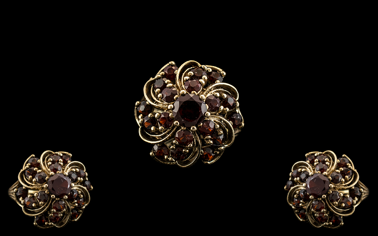 14ct Gold - Attractive Garnet Set Cluster Ring In an Ornate / Fancy Setting. Marked 585 to
