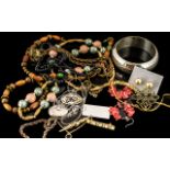 Mixed Vintage & Costume Jewellery, comprising wooden bead necklace 66 cm length; jet glass and