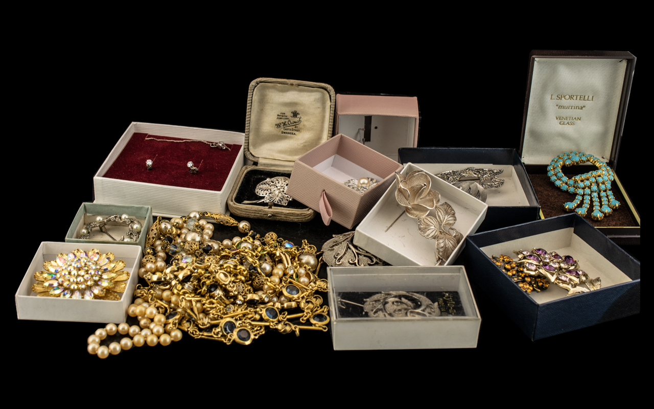 Collection of Quality Vintage Costume Jewellery, comprising 12 vintage brooches of various designs,