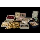 Collection of Quality Vintage Costume Jewellery, comprising 12 vintage brooches of various designs,