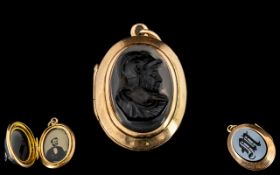 Victorian Period - Excellent 9ct Gold Mounted Hardstone ( Intaslio ) Cameo Set In Double Locket