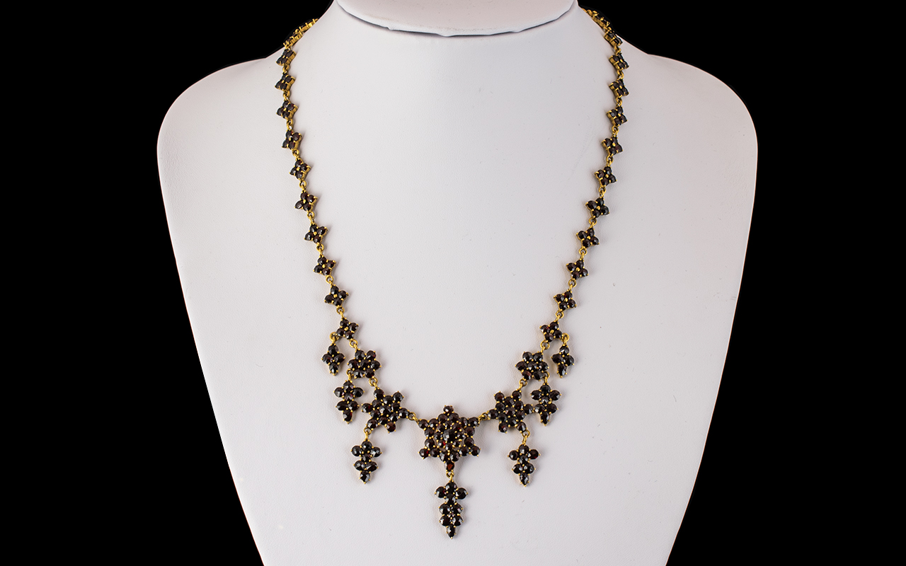 An Antique 19th Century Garnet Fringe Necklace, set in unmarked 9ct gold, of floral design with - Bild 2 aus 2