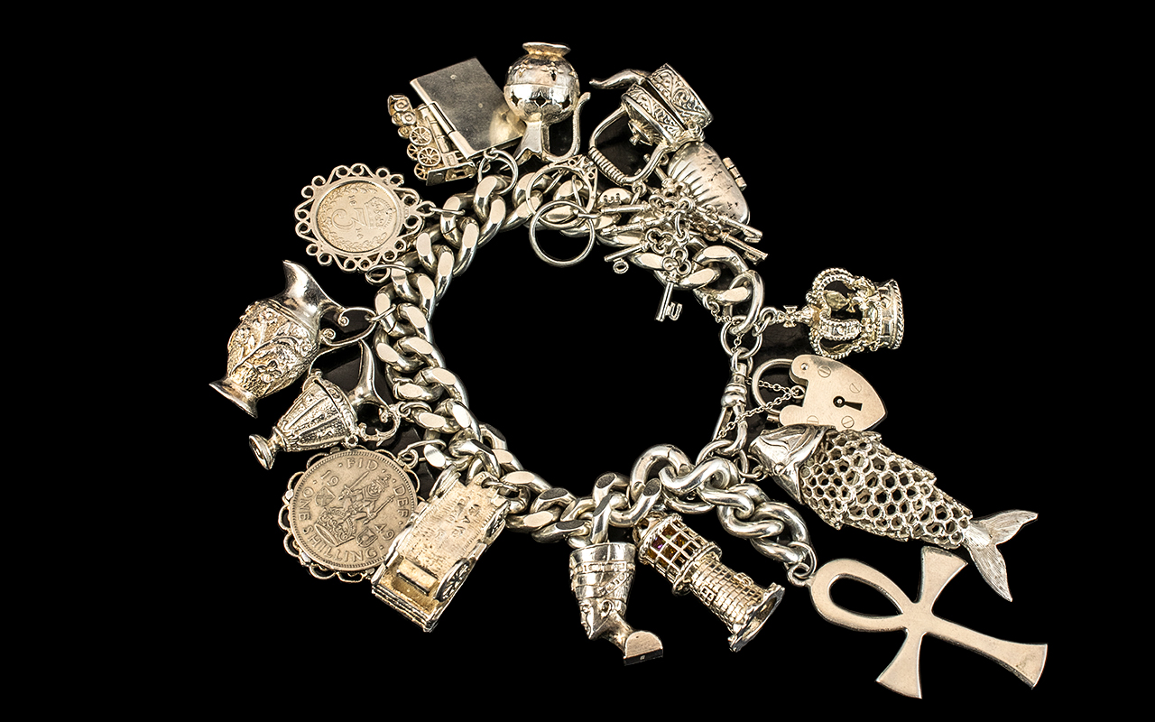 A Superb Vintage - Impressive Sterling Silver Charm Bracelet Loaded with 19 Excellent Silver Charms - Bild 2 aus 2