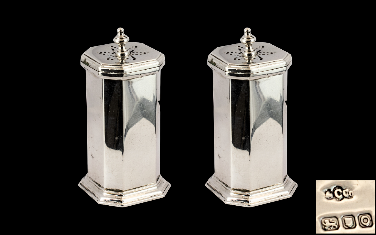 George VI Excellent Pair of Sterling Silver Pepperettes of Cylindrical and Octagonal Form of Solid - Bild 2 aus 2