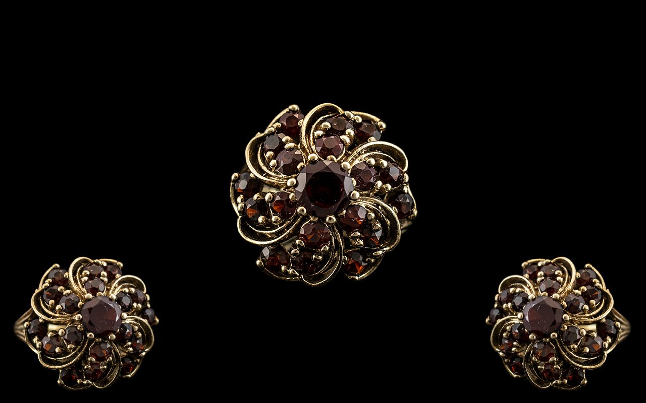 14ct Gold - Attractive Garnet Set Cluste