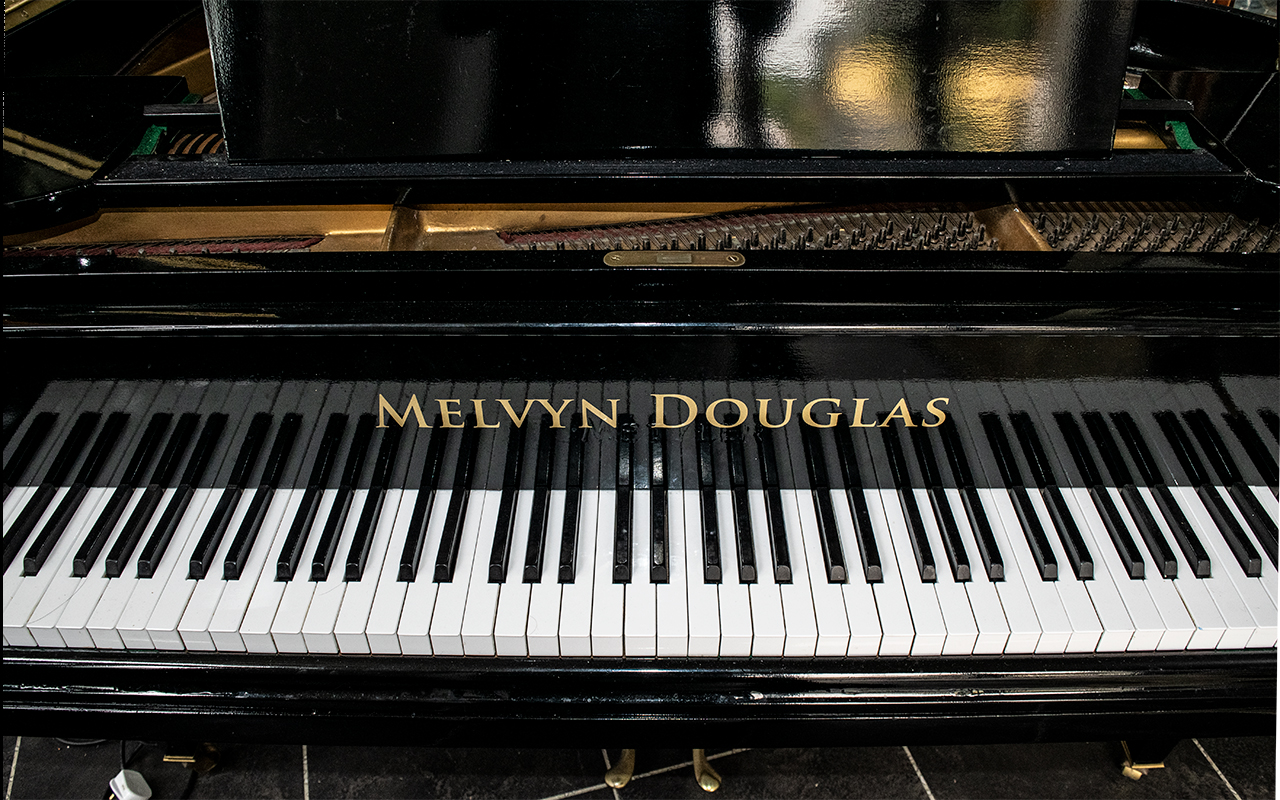 Melvyn Douglas Black Lacquered Baby Grand Piano with an overstrung iron frame - Metzler, - Bild 3 aus 3