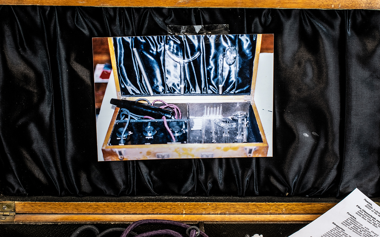 Early 20th Century Violet Ray High Frequency Apparatus, housed in a satin lined wooden box, - Image 2 of 2