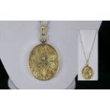 Antique Period - Excellent Quality 15ct Gold Large Oval Shaped Hinged Locket,