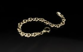 A Fine 9ct Gold Figure of Eight Designed Link Bracelet with Excellent Clasp. Fully Marked for 9.375.