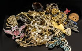 Bag of Miscellaneous Jewellery Items, comprising brooches, chains, pendants and dress rings.