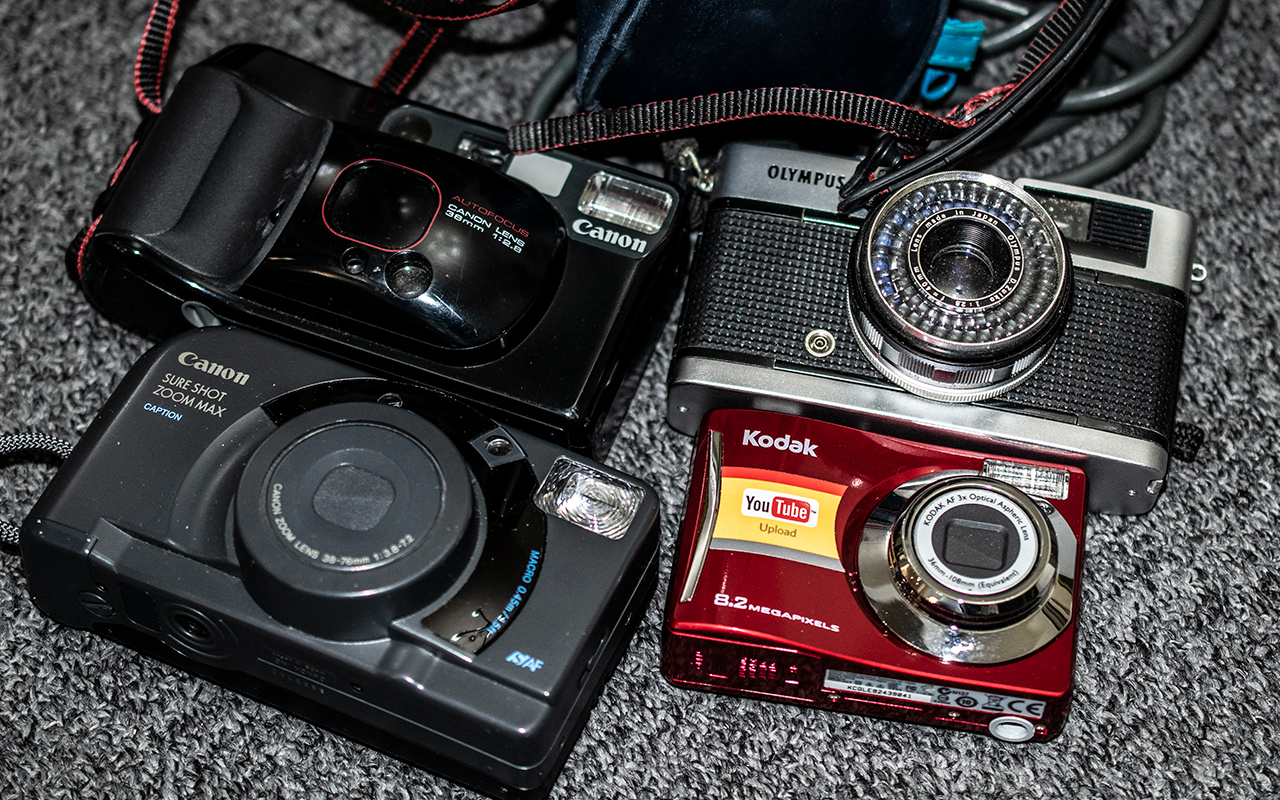 A Collection of Vintage Cameras and Accessories, - Bild 5 aus 5