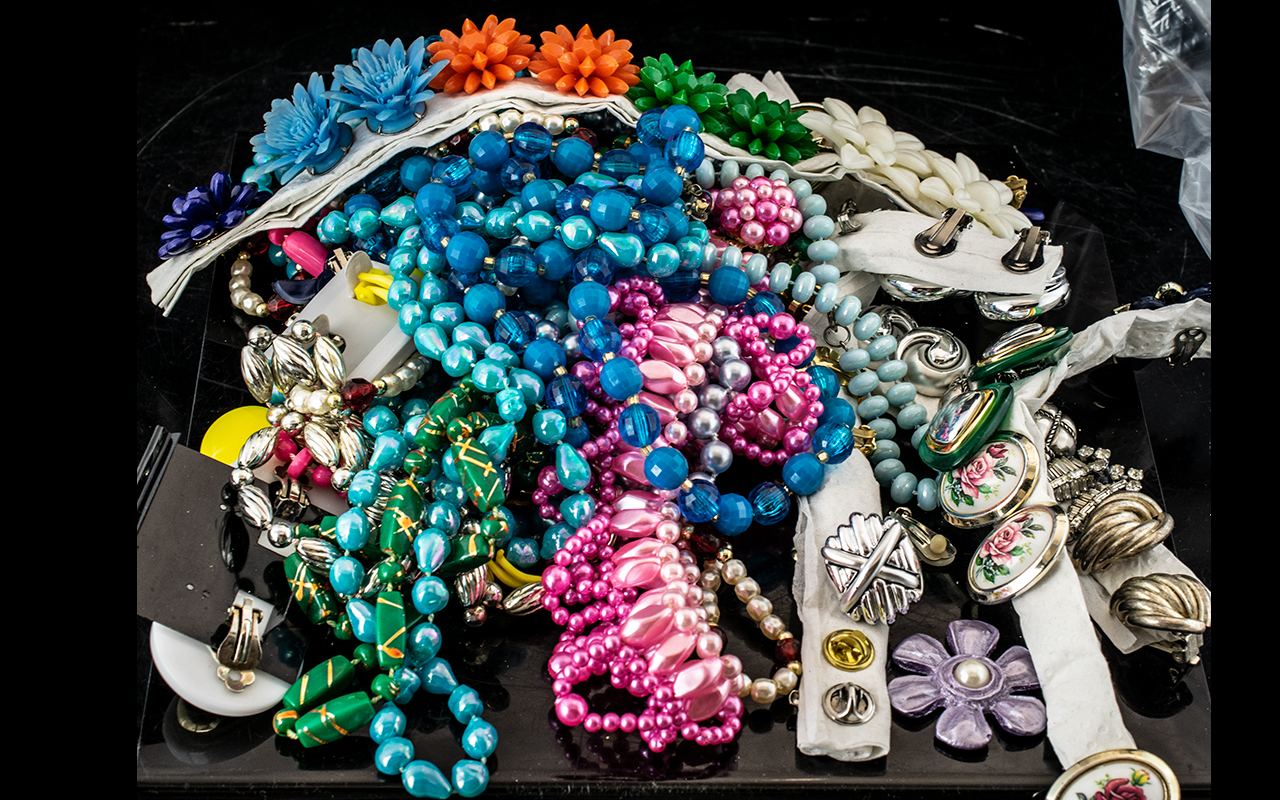 Collection of Vintage Costume Jewellery. Good Mixed Lot, Earrings, Necklaces, Beads etc.