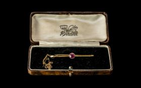 Victorian 9ct Gold Bar Brooch with central garnet stone, and attached safety chain.