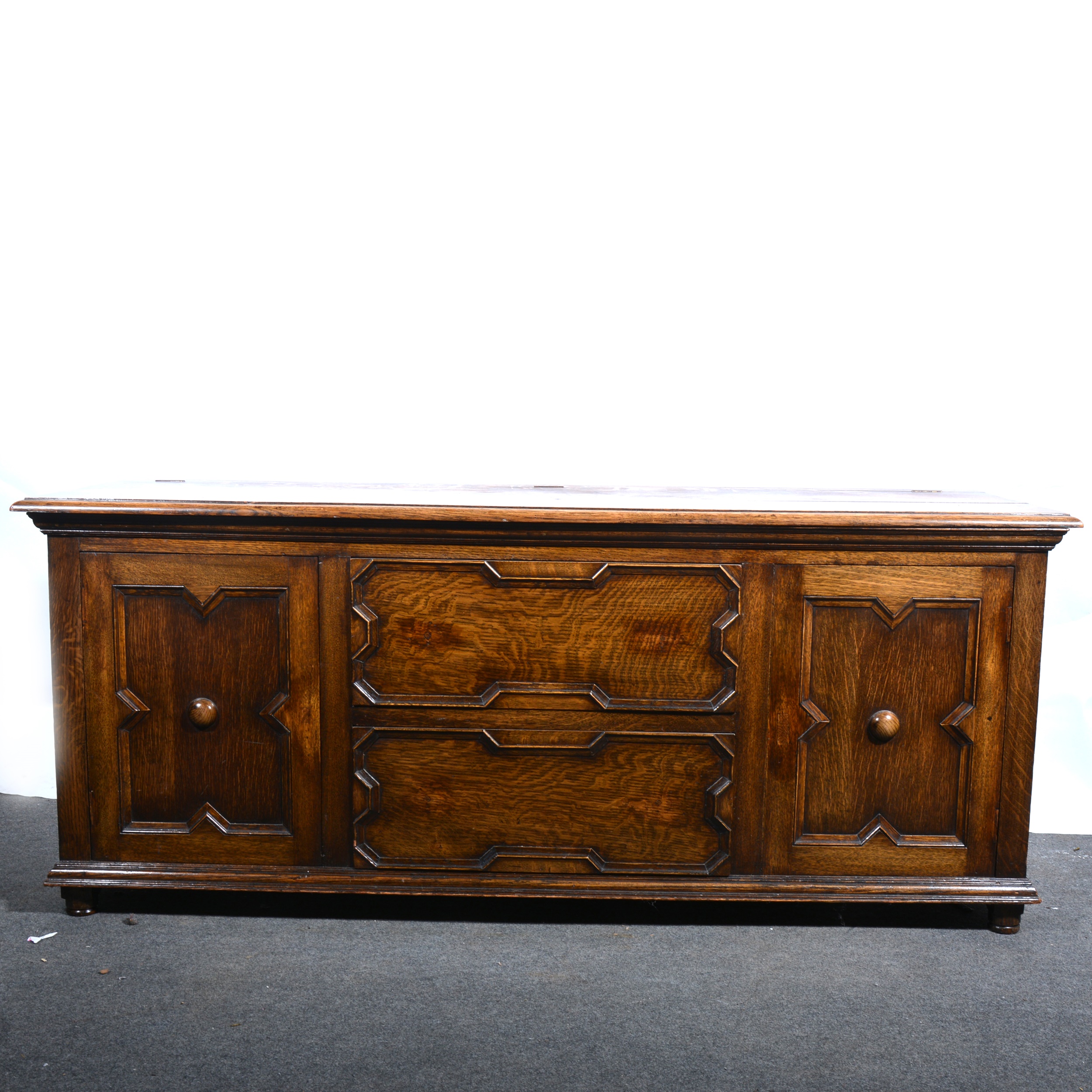 An oak blanket box.