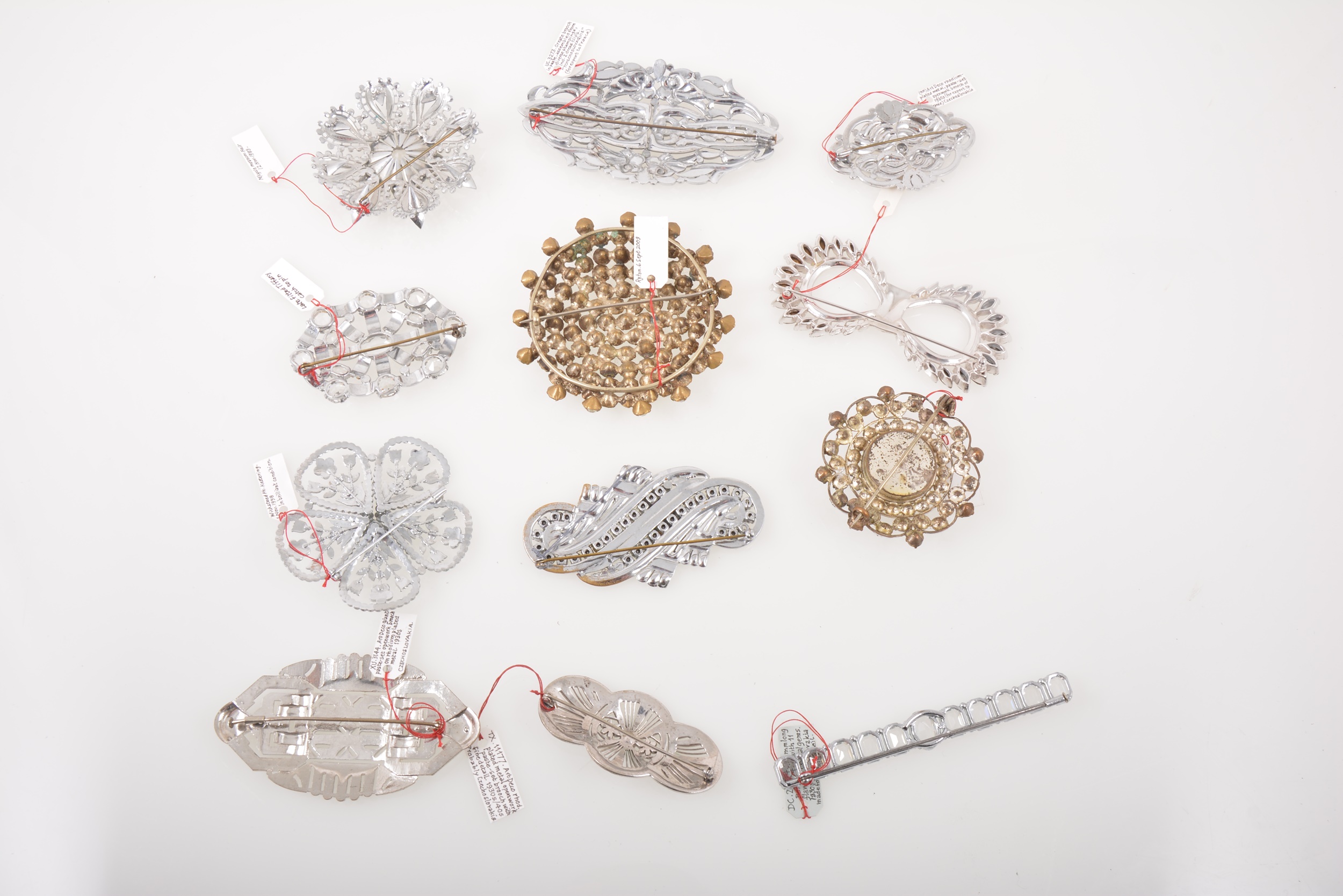 Twelve large clear paste costume jewellery brooches, vintage circa 1930, floral and Deco designs. - Image 2 of 22