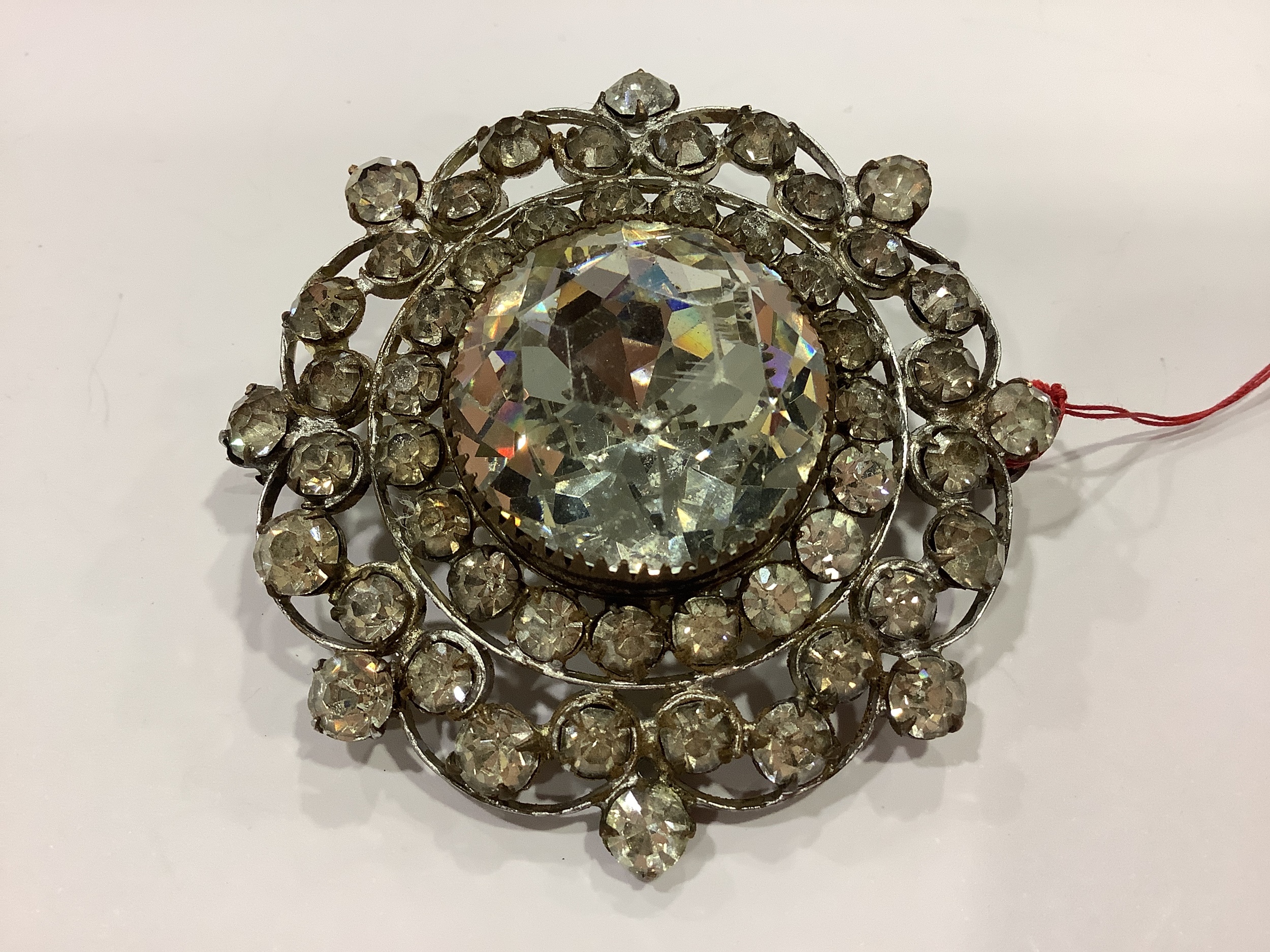 Twelve large clear paste costume jewellery brooches, vintage circa 1930, floral and Deco designs. - Image 9 of 22