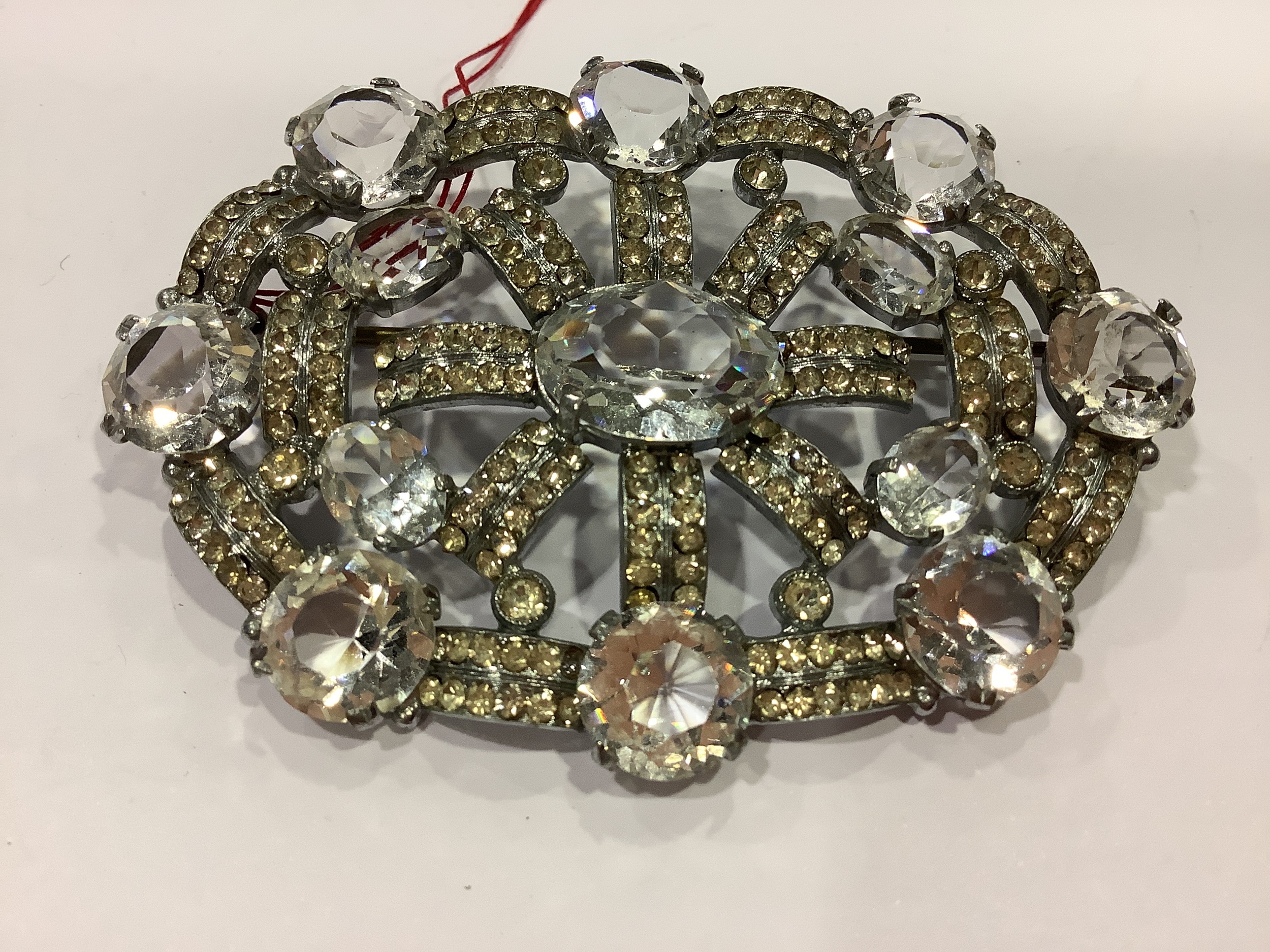 Twelve large clear paste costume jewellery brooches, vintage circa 1930, floral and Deco designs. - Image 19 of 22