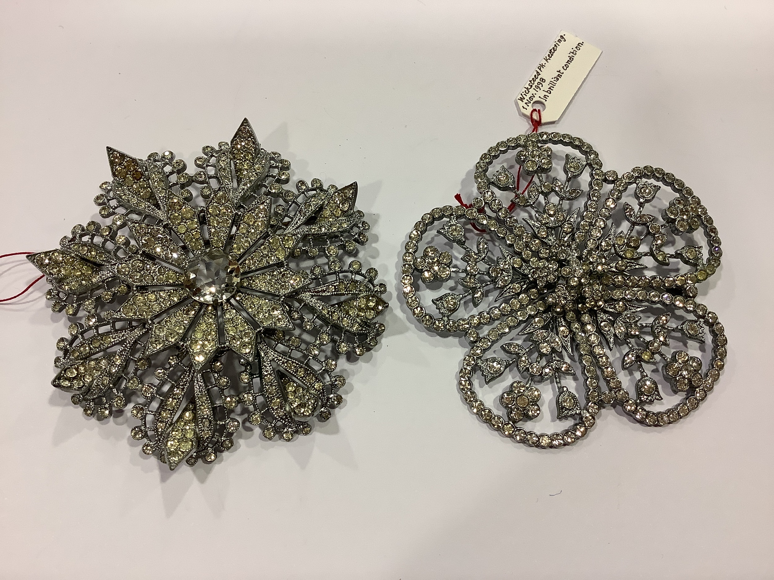 Twelve large clear paste costume jewellery brooches, vintage circa 1930, floral and Deco designs. - Image 7 of 22