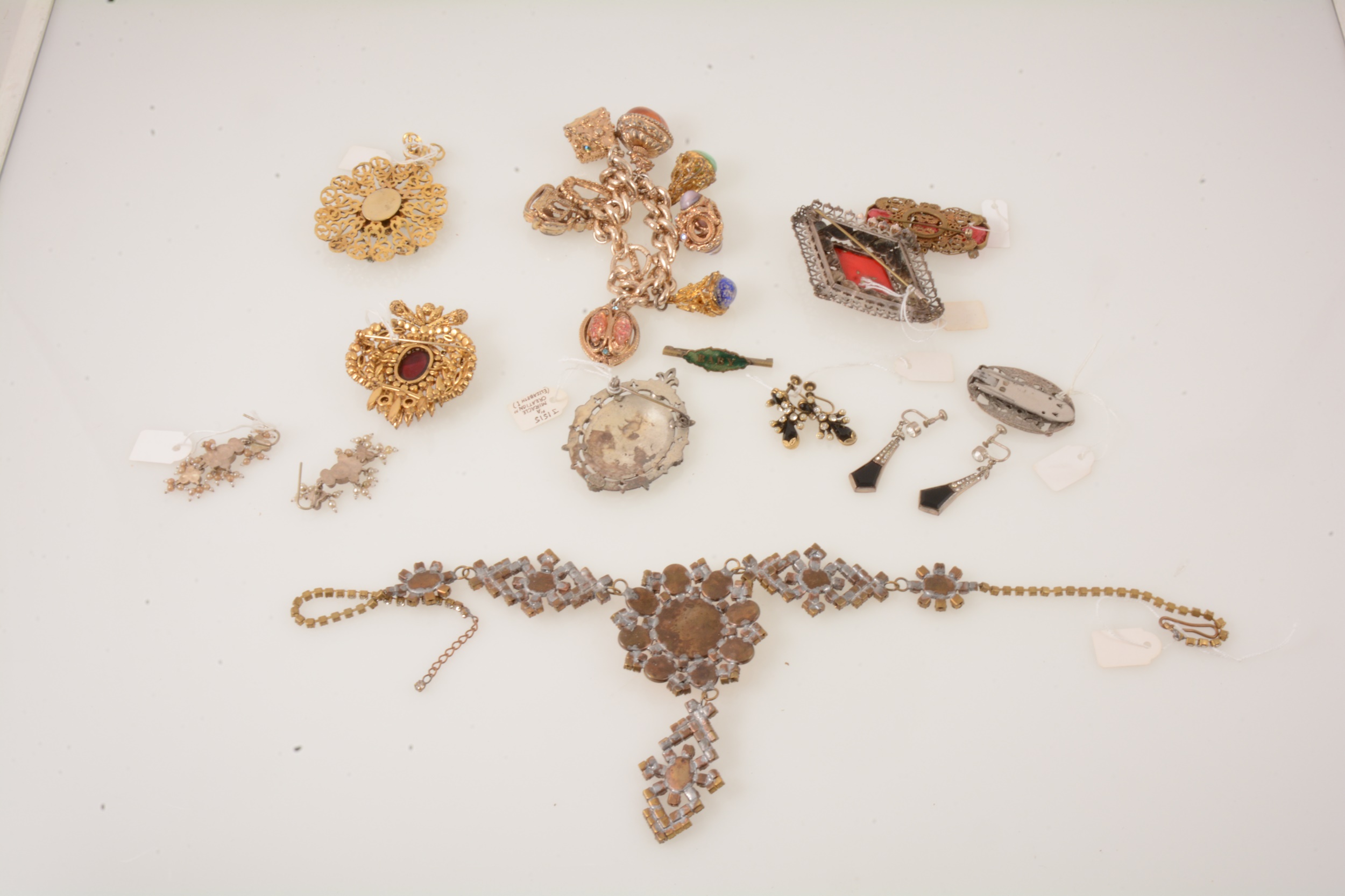 Vintage costume jewellery in the antique style, brooches, bracelet with seals, earrings. - Image 2 of 16