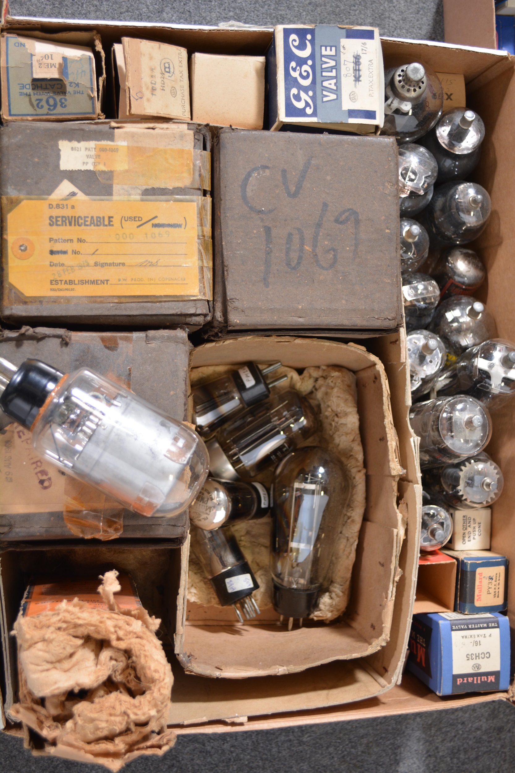 A large collection of early 20th century and later radio and amp valves - Image 3 of 4