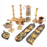 Brass and metalware including a miners lamp, horse brasses, etc.