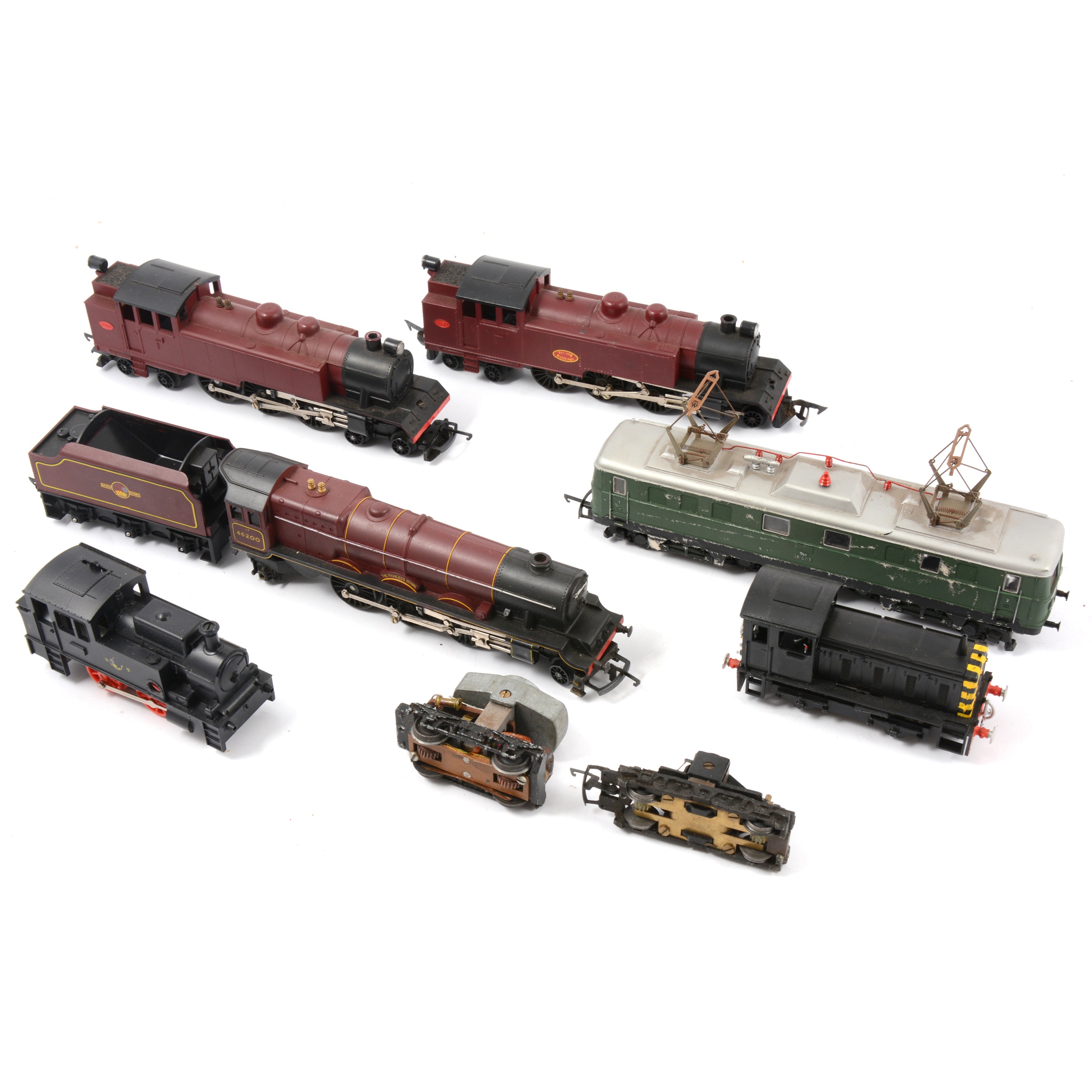 OO gauge model railway locomotives, including R758 Hymek B-B diesel D7063.