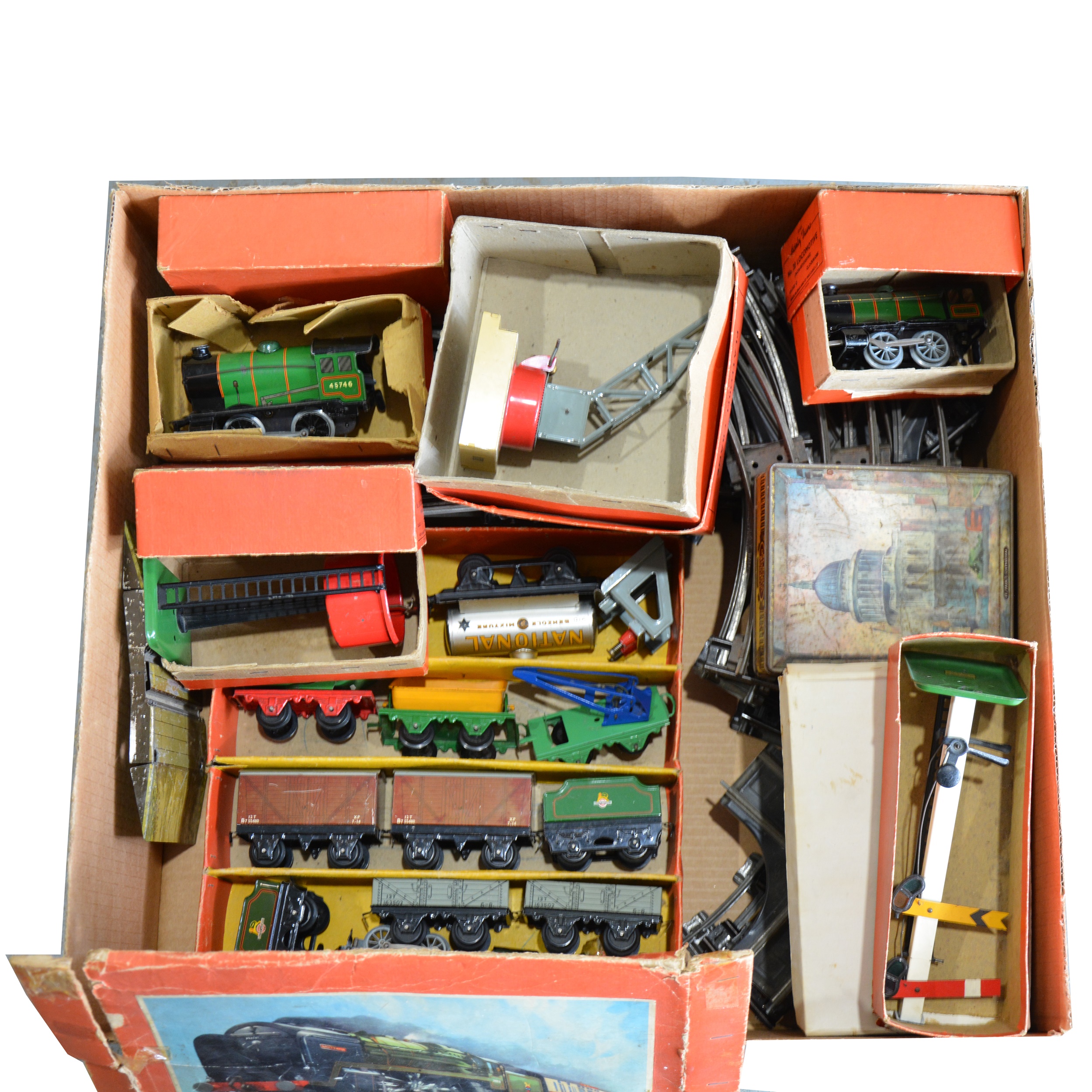 Hornby O gauge railways, with three clockwork locomotives, including no.30 (reversing)