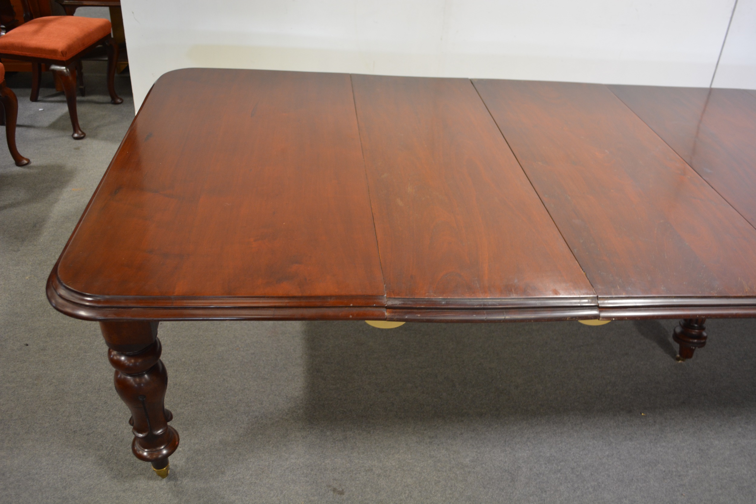 Victorian mahogany extending dining table, with five leaves - Image 3 of 4