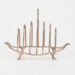 George III style silver toast rack, by Walker & Hall, Sheffield 1917.