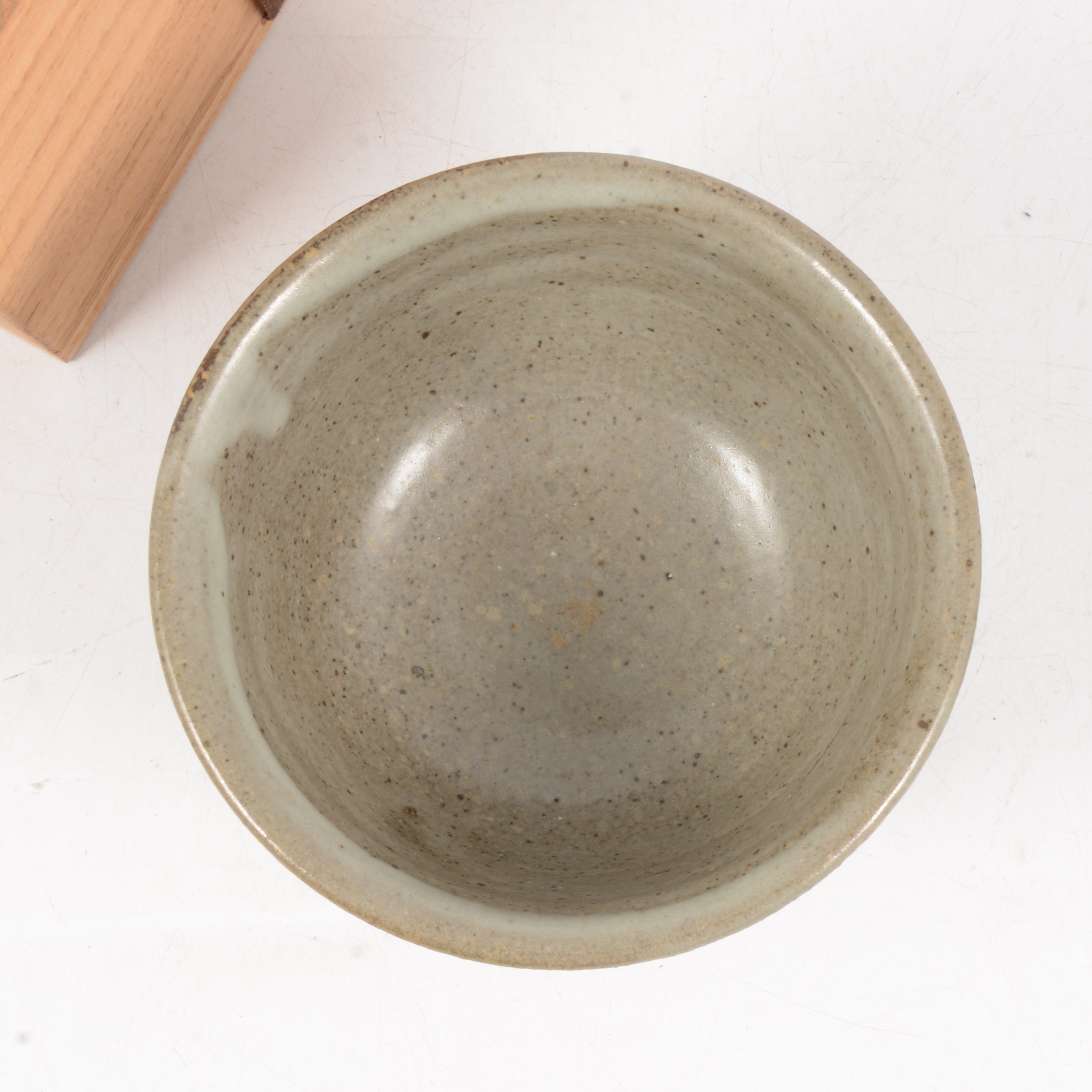 Shimaoka Tatsuzo, a stoneware teabowl; and another Korean teacup - Image 3 of 13