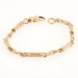 A 9 carat gold barrel link chain bracelet.