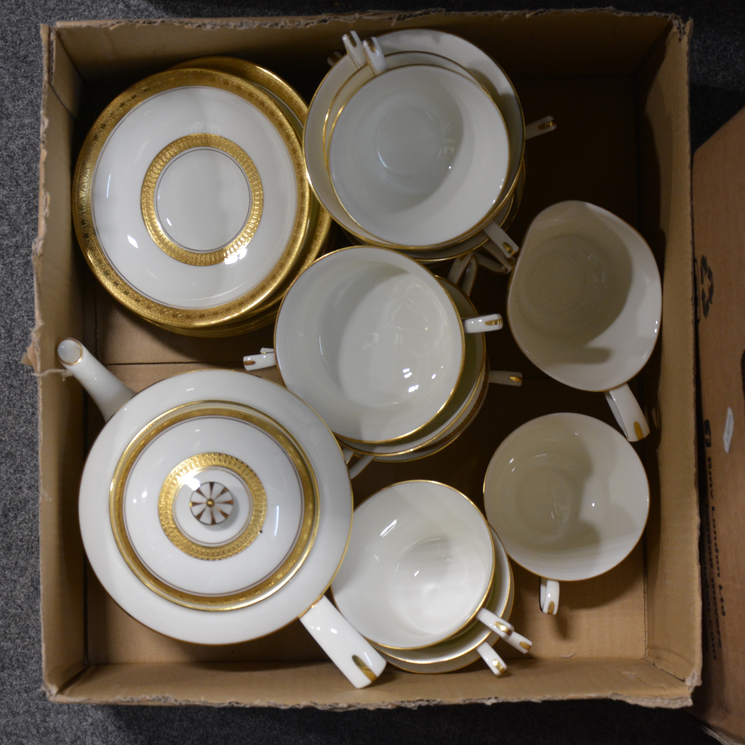 A Royal Worcester bone china dinner and tea service - Image 2 of 3
