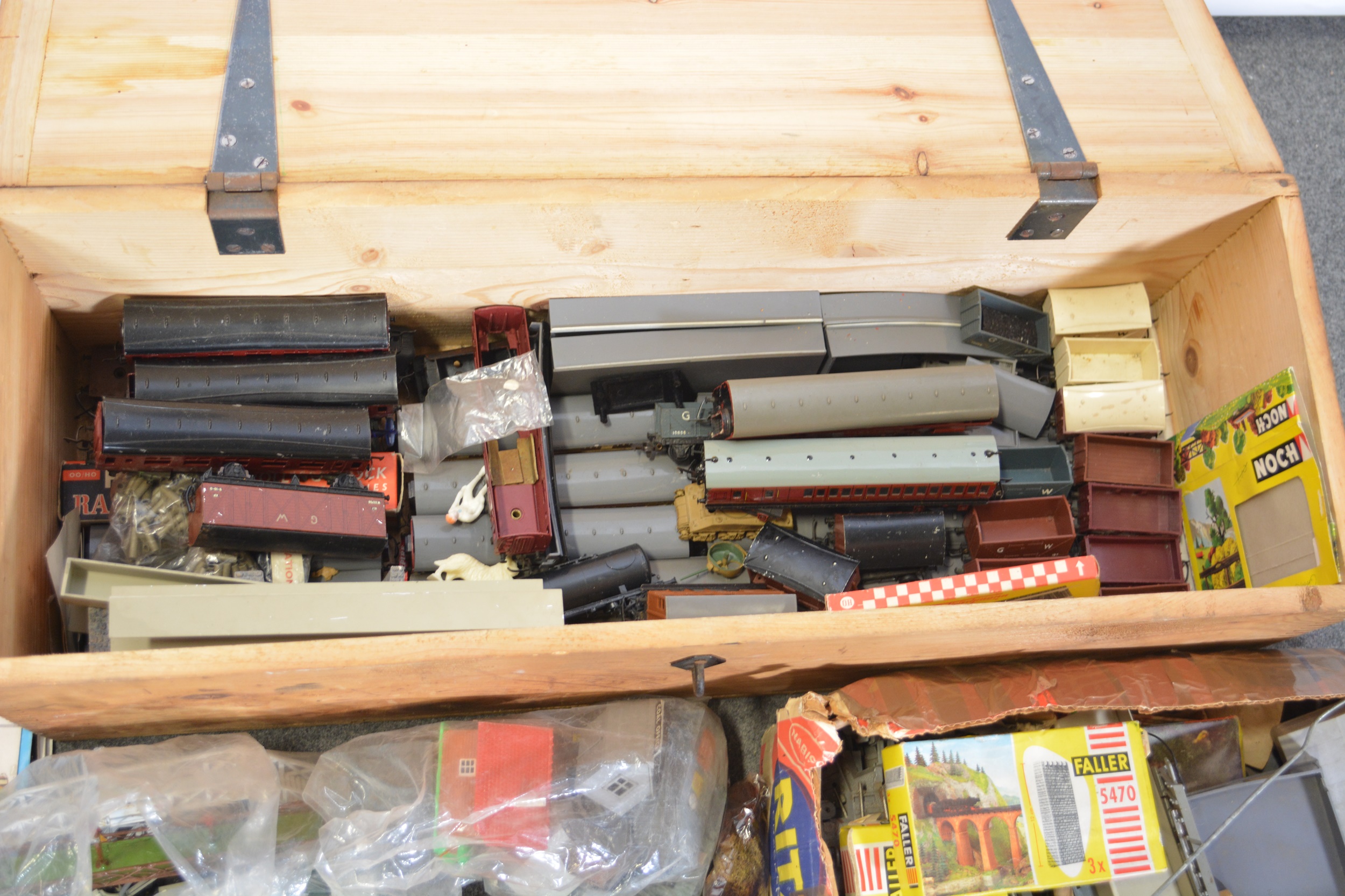 A trunk of model railways and Matchbox models. - Image 2 of 4