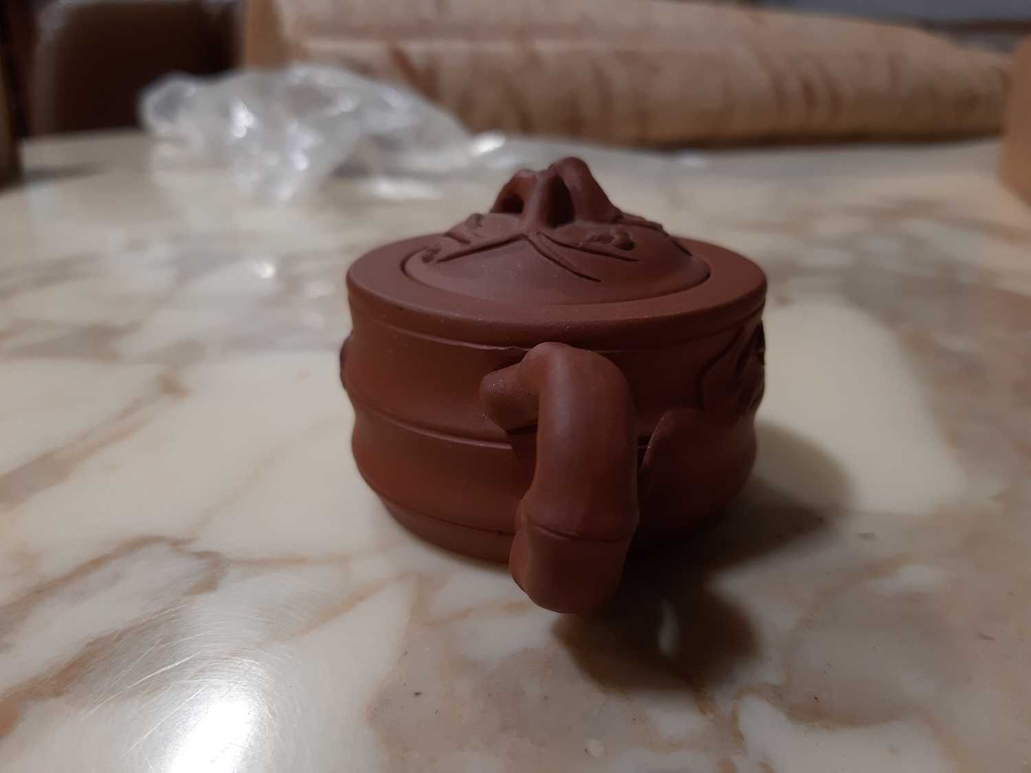 Chinese redware teapots and a jug, - Bild 11 aus 28